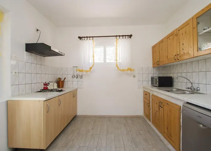 Seafront Dana - Two Bedroom With Terrace And Sea View * 벨라루카