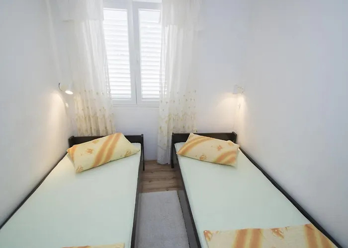 Seafront Dana - Two Bedroom With Terrace And Sea View 벨라루카