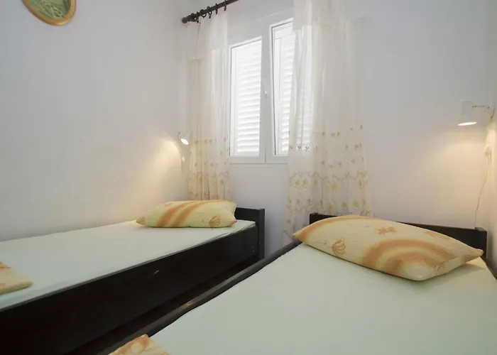 Seafront Dana - Two Bedroom With Terrace And Sea View * 벨라루카